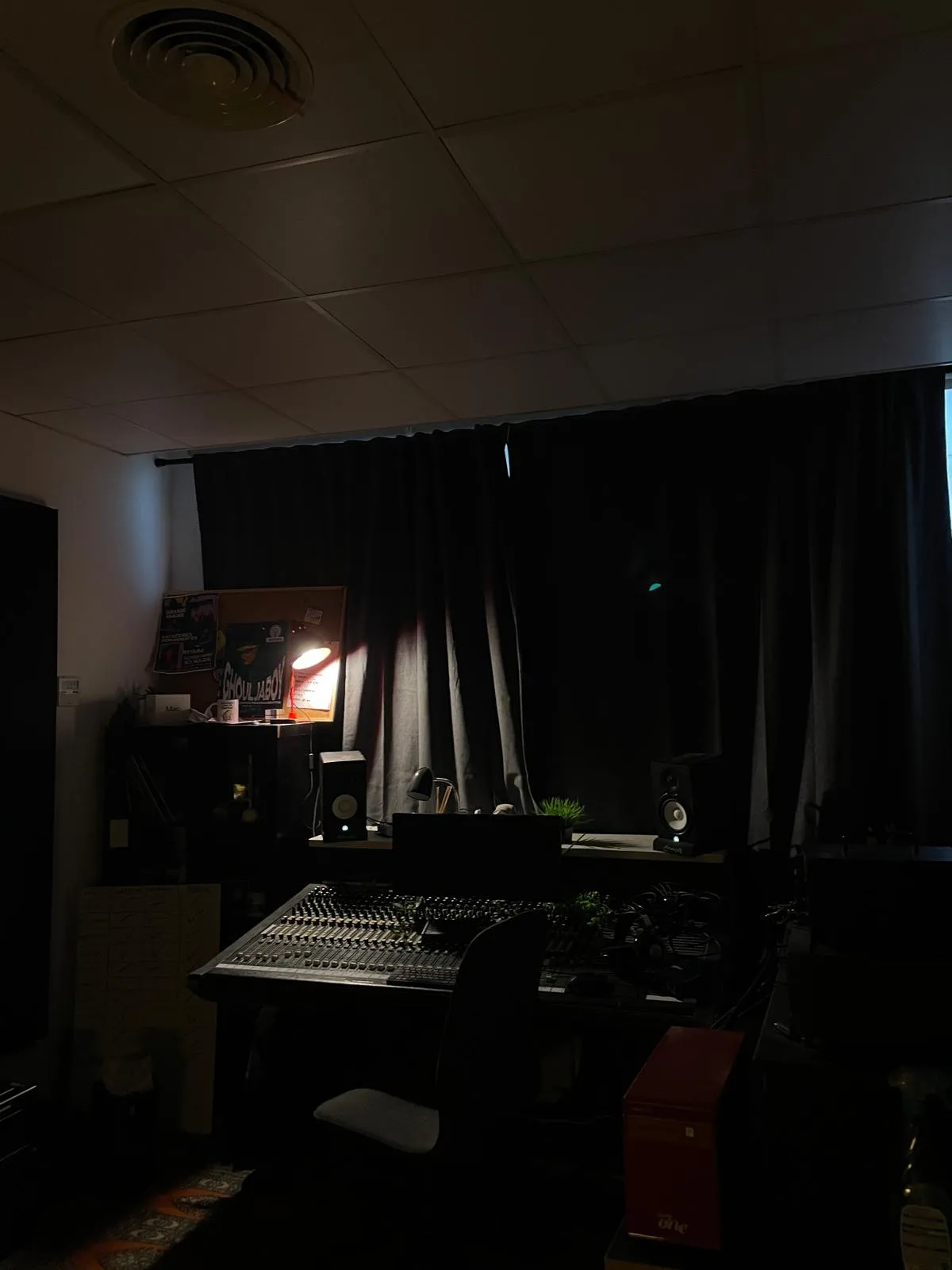 Sala de control con monitores de estudio y cortinas acústicas